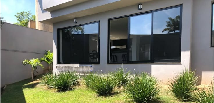 Exterior de moradia com jardim relvado antes da construção do deck